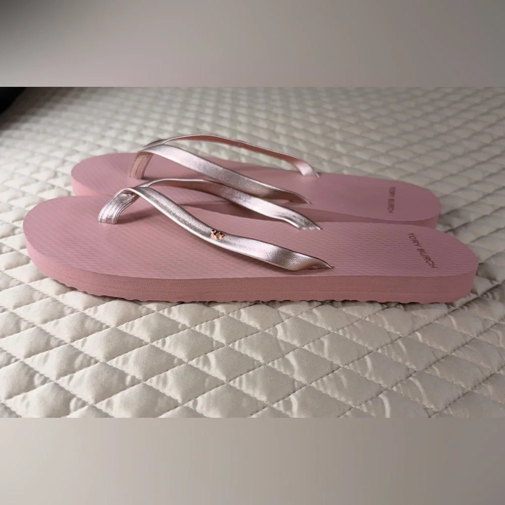 Tory Burch Logo Metallic Rose Gold Flip Flops, Size 8 - Picture 4 of 7